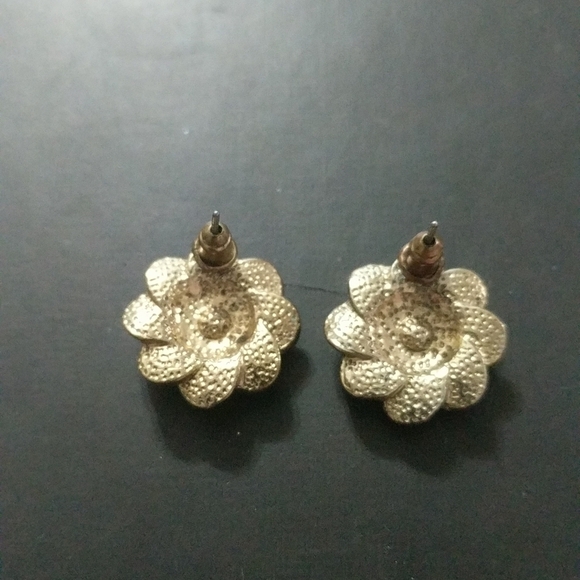 𝅺Gold Tone Pink Rhinestone Floral Stud Statement Earrings - Picture 2 of 2